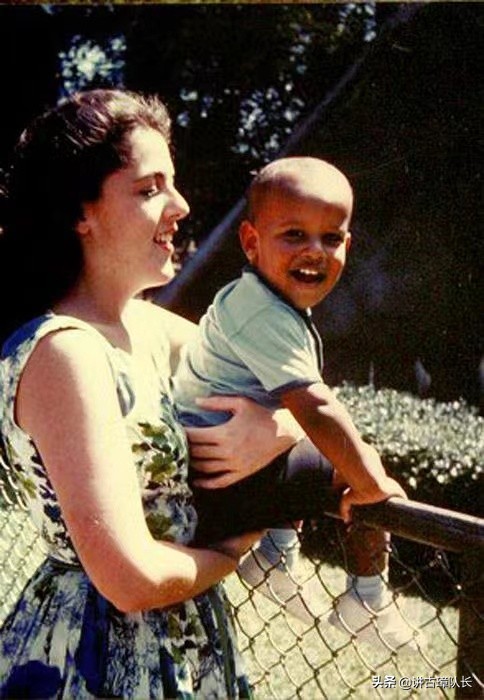 奧巴馬父親:擁有四段婚姻,生3個兒子不撫養,兒女靠寫書回憶他 奧巴馬父親:擁有四段婚姻,生3個兒子不撫養,兒女靠寫書回憶他