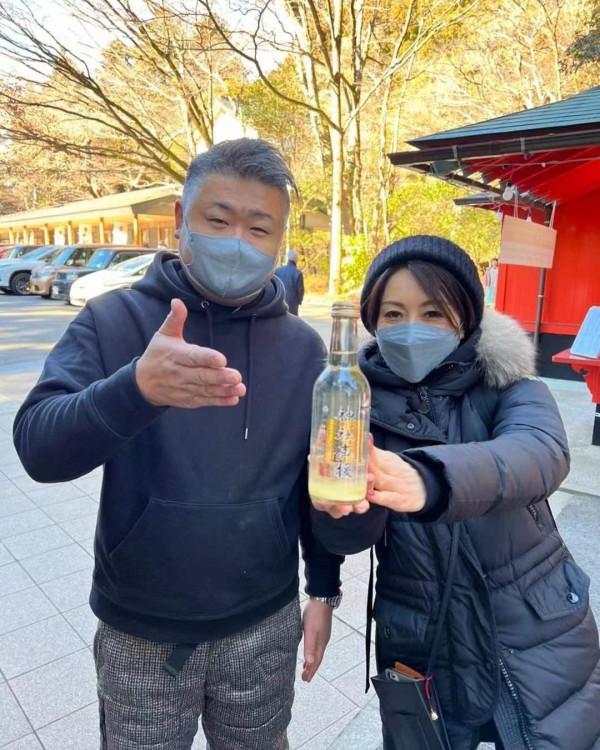 50歲酒井法子狀態越發優秀，端莊挺拔散發知性美，首公開兒子照片