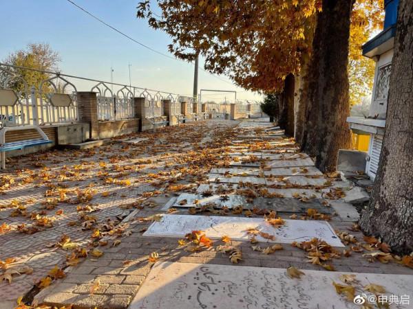 伊朗加茲溫的墓地，墓碑是嵌在地上的，與多數國家立著的墓碑不同