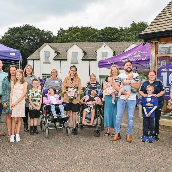 英國公主到預產期了！駝色大衣包不住孕肚，捧孕肚亮相比梅根都美