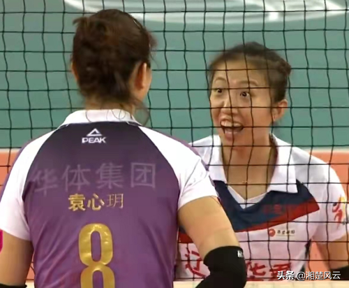 天津女排3-0遼寧，趙勇搖頭苦笑，丁霞不受影響與袁心玥隔網聊天