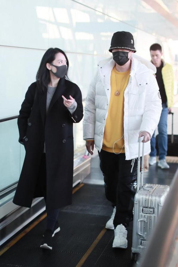 48歲俞飛鴻真任性,隨便裹個“毛毯”就來走機場,不醜反而更氣質 48歲俞飛鴻真任性,隨便裹個“毛毯”就來走機場,不醜反而更氣質