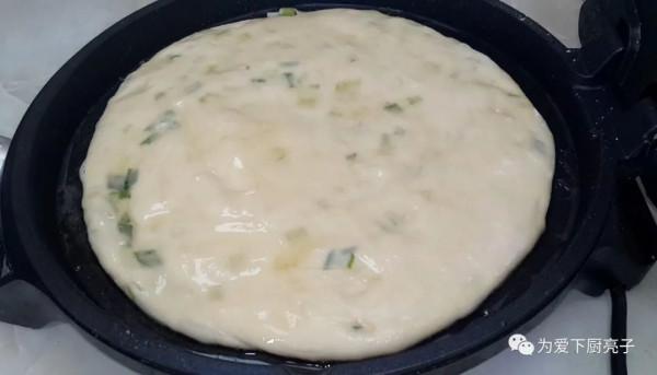 自制蔥油餅的做法，鍋裡一烙，柔軟勁道不油膩，比手抓餅好吃