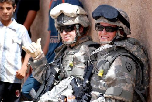 為什麼總感覺美國大兵在戰爭時候都愛戴著墨鏡打仗,耍酷的嗎? 為什麼總感覺美國大兵在戰爭時候都愛戴著墨鏡打仗,耍酷的嗎?