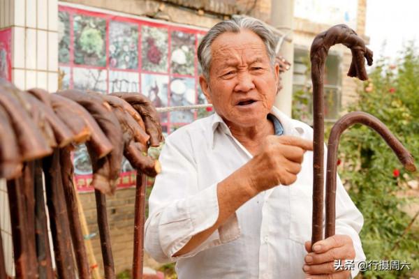 山西農民大叔1個原木柺杖加工8年多,全國獨創,賣價1600元 山西農民大叔1個原木柺杖加工8年多,全國獨創,賣價1600元