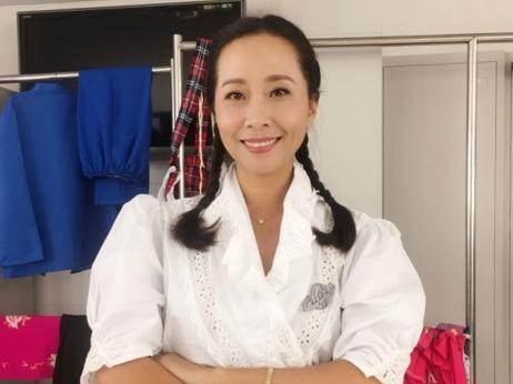 “黑妹”戚慧：5次上春晚，一婚丈夫病故退圈，如今二婚收穫幸福