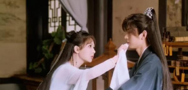 《沉香如屑》出妝路透,成毅腿傷未痊癒,走路一瘸一拐讓人心疼 《沉香如屑》出妝路透,成毅腿傷未痊癒,走路一瘸一拐讓人心疼