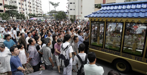 2004年，8歲女童黃娜在新加坡鬧市失蹤，屍體被兇手裝入水果箱