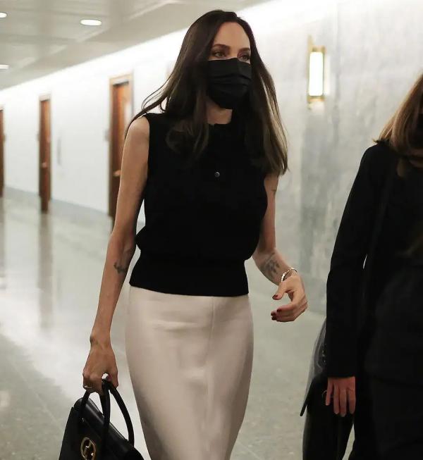 安吉麗娜·朱莉為女性權利奔走,多變造型知性優雅,美得發光 安吉麗娜·朱莉為女性權利奔走,多變造型知性優雅,美得發光