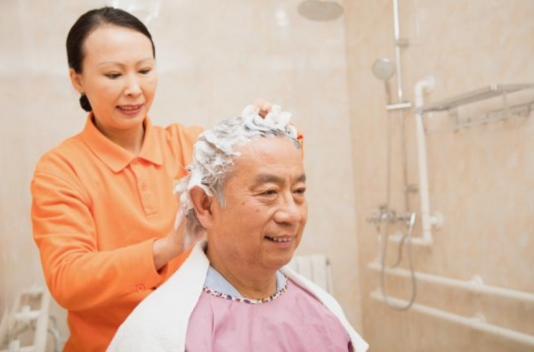 為啥老人身上有一股怪味？建議55歲後，遠離4個習慣，老了或沒味