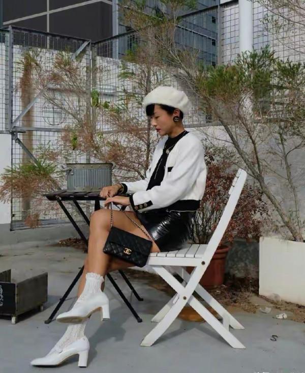 徐濠縈穿衣真有特色，高領毛衣露一截肚子，大冷天還穿涼鞋配襪子