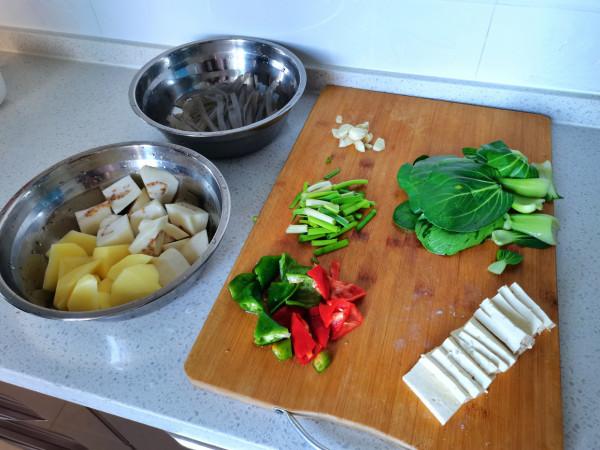 大骨頭還是這樣燉出來最香，香辣鮮美，兩人一大盆吃香了