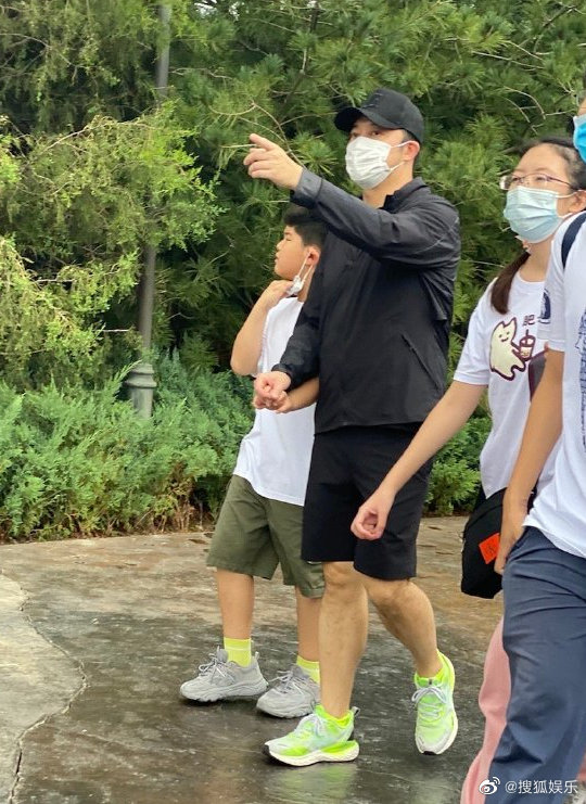 盤點環球影城偶遇明星生圖,白敬亭似商務精英,林依輪兼職賣貨? 盤點環球影城偶遇明星生圖,白敬亭似商務精英,林依輪兼職賣貨?