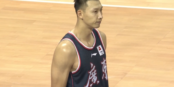 任駿飛致命中投殺死比賽，阿聯轟17+11，蘇偉遭裁判轟離驅逐