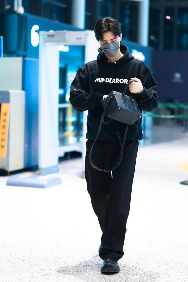 男星街拍|王嘉爾機場“遛彎兒”,甄子丹與基努在巴黎合拍新電影 男星街拍|王嘉爾機場“遛彎兒”,甄子丹與基努在巴黎合拍新電影