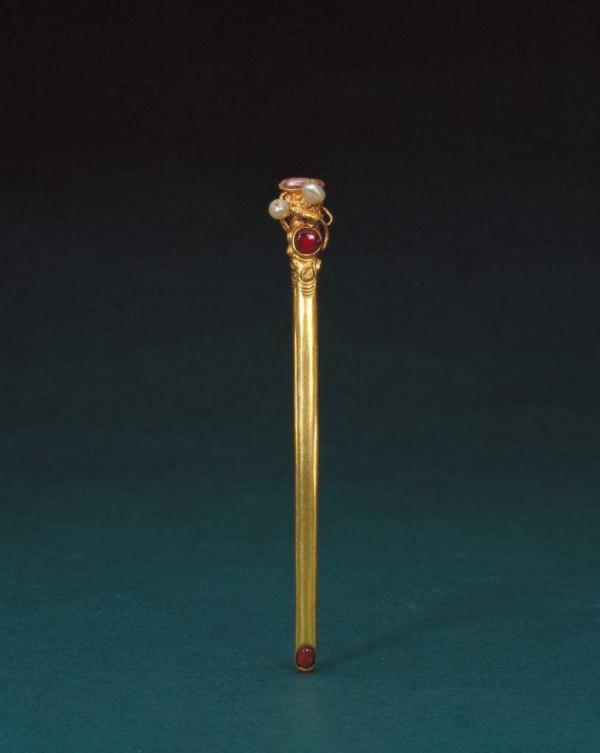 古代最尊貴的女人，綾羅綢緞不斷，佩戴的珠寶首飾也是華貴而不凡