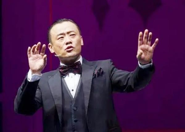 京劇名家關正明葬禮：不設靈堂、不要墓地，周立波下跪痛哭