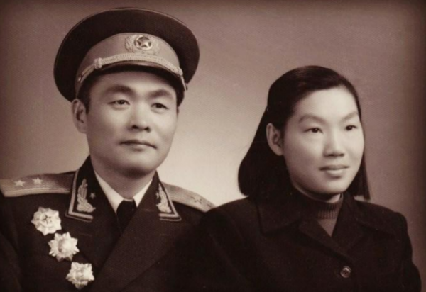 82年杜義德退居二線後，提出要撰寫回憶錄，鄧小平：你不要湊熱鬧