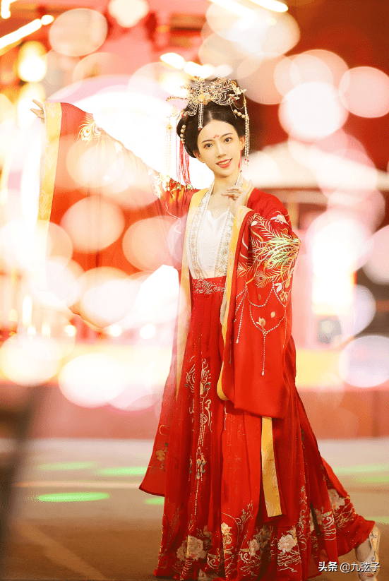 從不倒翁表演到火遍全網，憑一人之力帶火一座城，馮佳晨經歷了啥