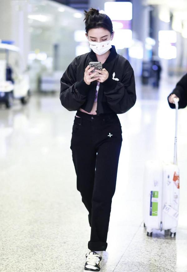 宋祖兒私服搭配也美到爆！穿短夾克配抹胸走機場，隨意夾發太洋氣