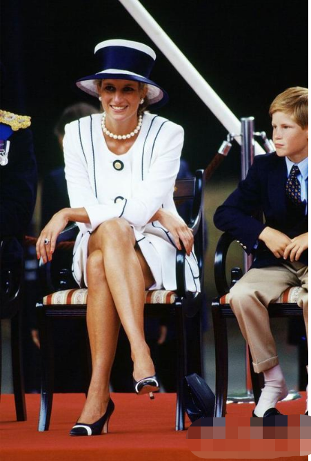 同是蹺二郎腿，梅根被批評，而她的婆婆戴妃則被誇讚，差距大啊