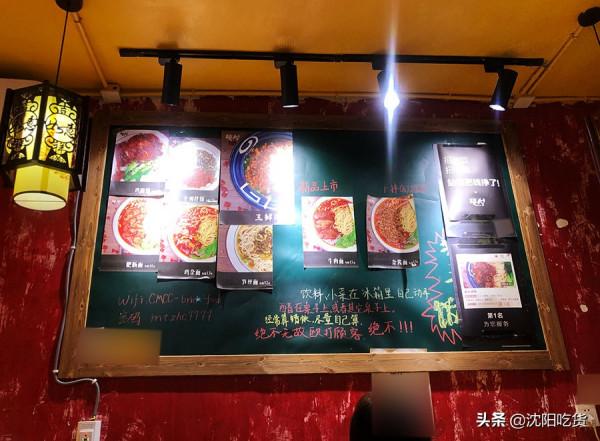 來了三次才吃上的三鮮拌飯，滷雞架都入味兒到骨頭裡了