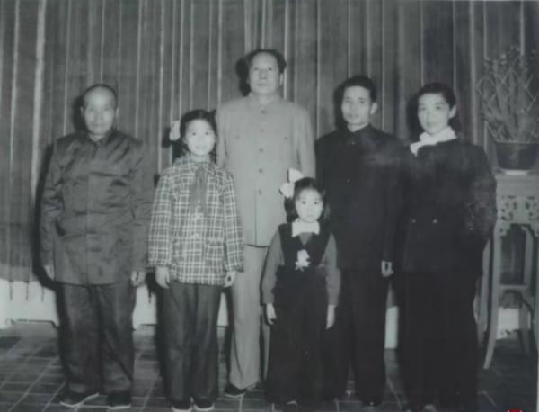 上海姑娘嫁給副部長，7年後丈夫突然坦白：其實我是毛主席的堂弟