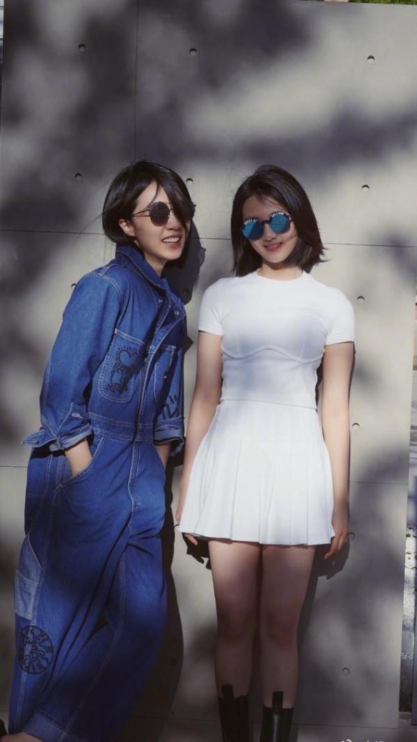 黃磊15歲大女兒獨自走機場,穿男友風衛衣顯文藝範,黑眼圈好明顯 黃磊15歲大女兒獨自走機場,穿男友風衛衣顯文藝範,黑眼圈好明顯