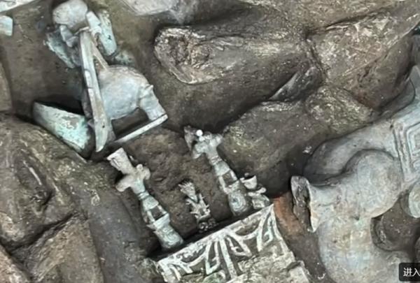 三星堆發現一個玉琮，上面的神樹圖案，揭開了它的使用之謎