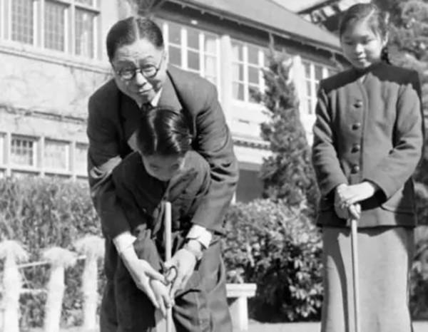 1952年，吳國楨參加蔣介石壽宴，返程發現車子被蔣做手腳