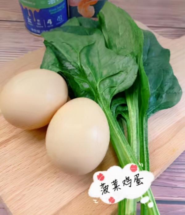 輔食之菠菜蒸蛋羹，口感清新，預防緩解寶寶便秘