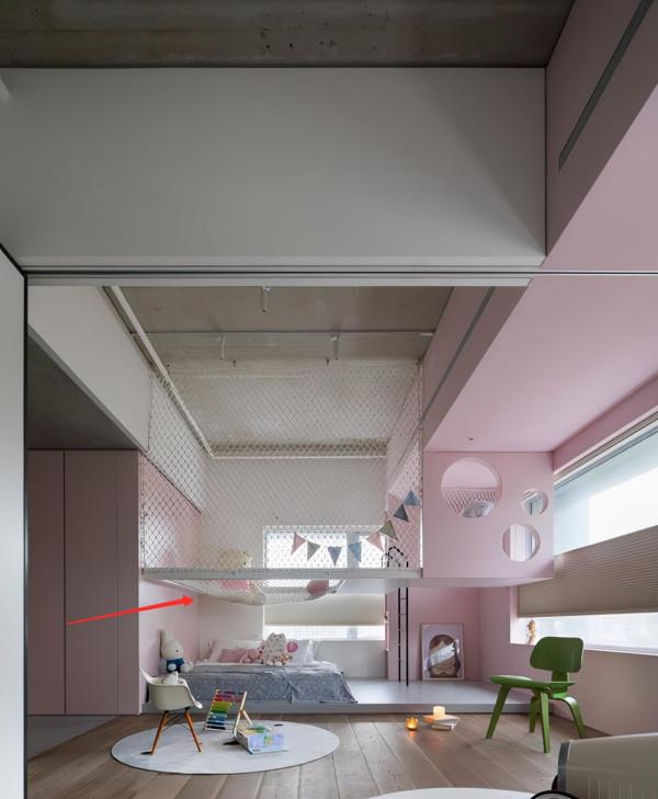 兒童房不用做上下鋪，打個地臺床可睡2個娃，頂部再掛個多功能區