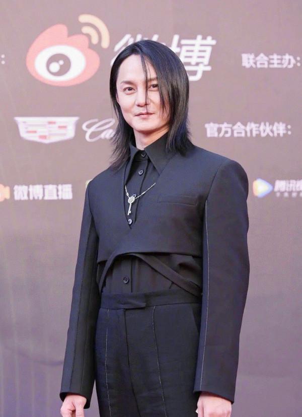 2021辣眼明星 &vert; 愛馬仕哭了，花多少錢才能讓吳宣儀不揹我們的包？