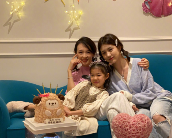 盤點明星全家福，章子怡和小蘋果雙馬尾出鏡，醒寶側臉像媽媽