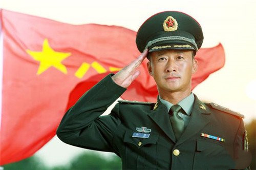 油頭粉面還演軍人?別被電視劇騙了,這些明星告訴你啥叫中國硬漢 油頭粉面還演軍人?別被電視劇騙了,這些明星告訴你啥叫中國硬漢