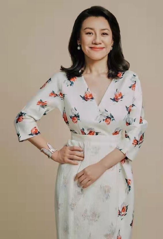 被47歲劉琳驚豔了！穿“仙鶴緞面裙”優雅貴氣，阿姨輩最美的樣子