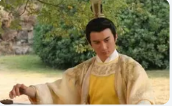 想喝酒了，所以只能找李煜的一首詞，來作為喝酒的理由