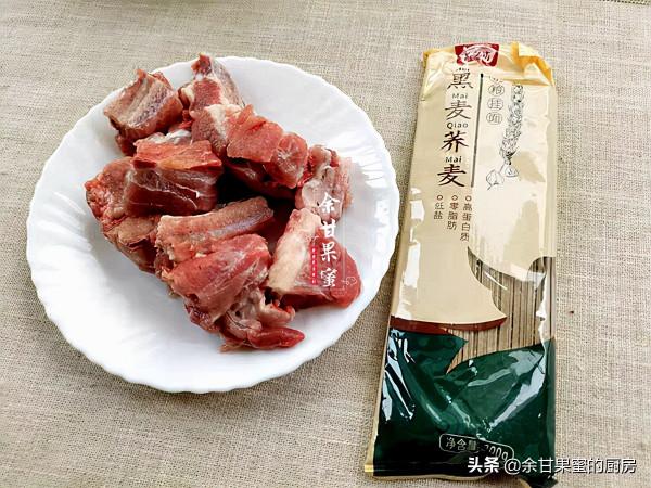 一個人的午餐，家常湯麵有肉有菜，鹹鮮味美連鍋上桌，太讚了