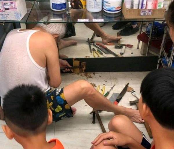 牆裡救出“爛眼”貓，養了3個月後睜開眼時：太可愛了吧？