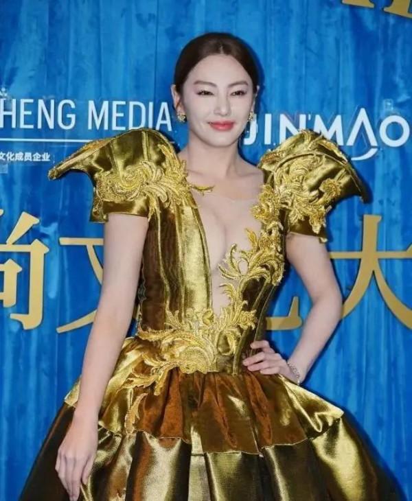 張雨綺&OpenCurlyDoubleQuote;牛角金裙&rdquo;非常奢華高階