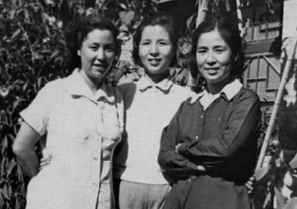 1953年，開國少將攜妻回鄉祭祖，卻發現童養媳等了自己一輩子