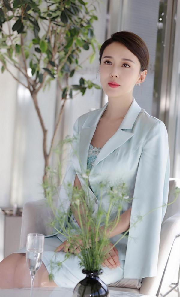 顏丹晨，優雅端莊，風韻絕倫