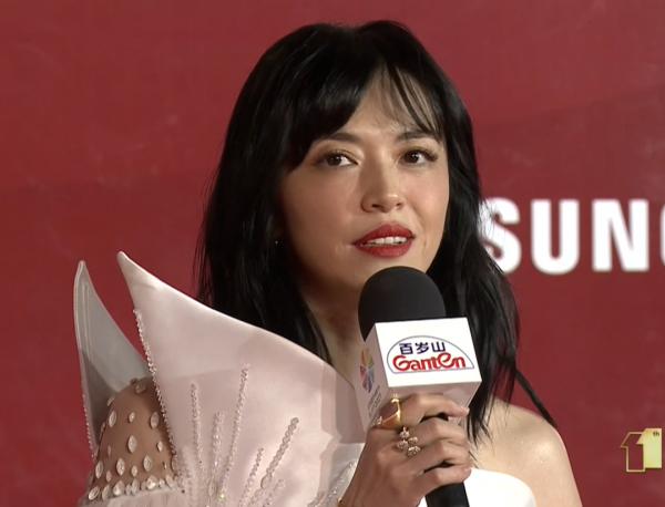 北影節紅毯：楊穎美背搶鏡，佟麗婭仙氣絕美，都不及鞏俐比耶吸睛