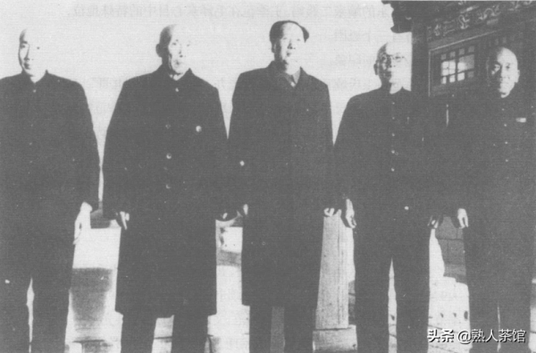 家宴上，毛主席抓著老人的手，對江青和大家說：你們知道他是誰嗎