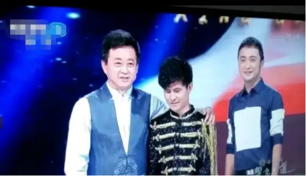 歌手劉曉東自曝負債7位數，沒錢租房淪落到住橋洞底，身上起溼疹