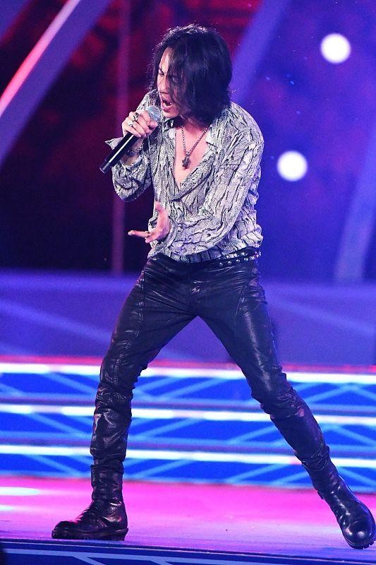 張淇太有魅力了,身材挺拔比例完美,穿黑褲很有音樂人的個性 張淇太有魅力了,身材挺拔比例完美,穿黑褲很有音樂人的個性