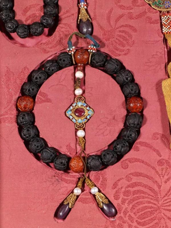 清 沉香雕團壽紋手持朝珠一套。規格：珠徑1.2cm