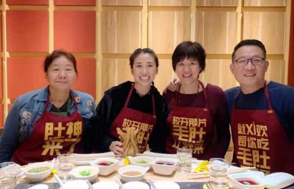 郎平：2段婚姻3段情，年過五旬遇真愛，被“平凡”丈夫寵成小女人