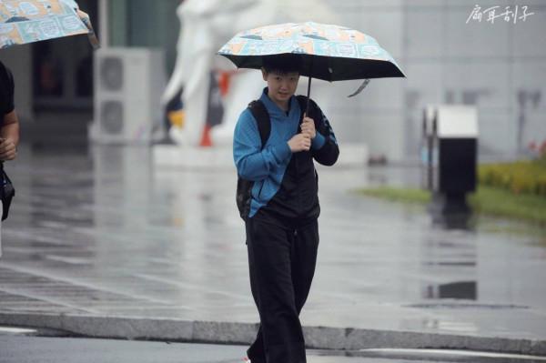奧運冠軍孫穎莎，雨中撐傘被大風吹翻，表情逗趣反應可愛