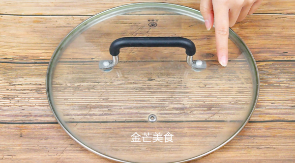 鍋蓋油汙太髒不用怕，無需洗潔精和洗滌劑，學會這招油垢不再出現